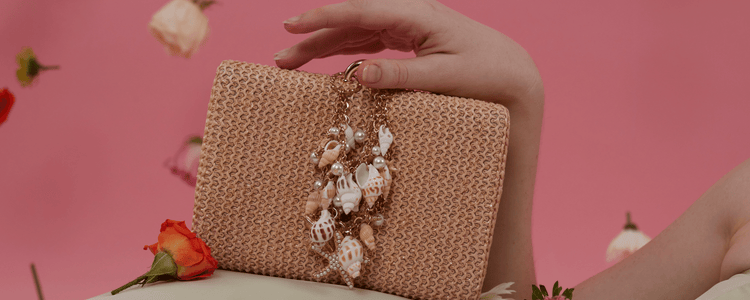 Wholesale - Seaside Chic: Raffia clutch adorned with assorted seashells, featuring chain crossbody strap