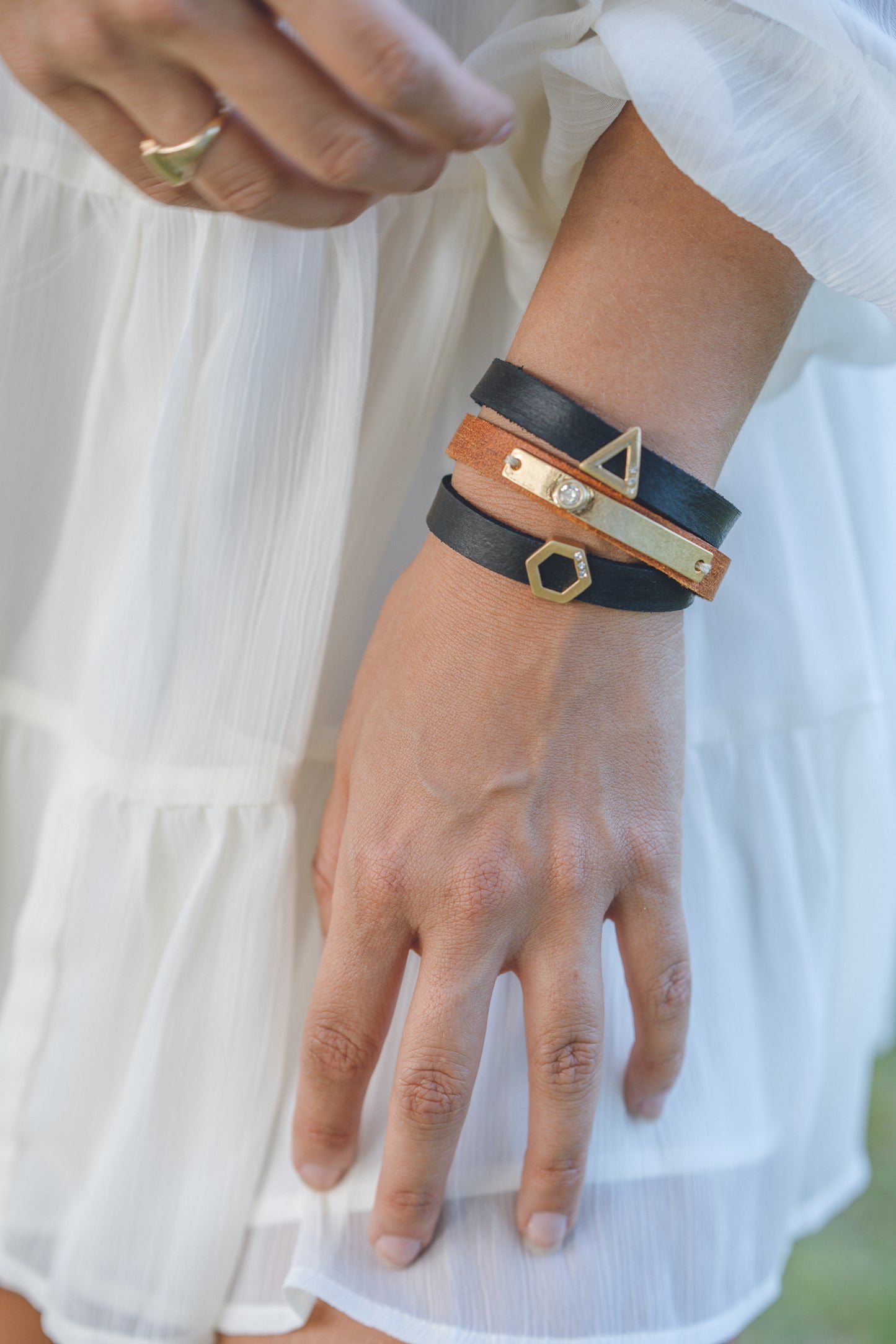 2067 - Golden Band with Rhinestone - Wholesale Bracelet - Most Wanted USA