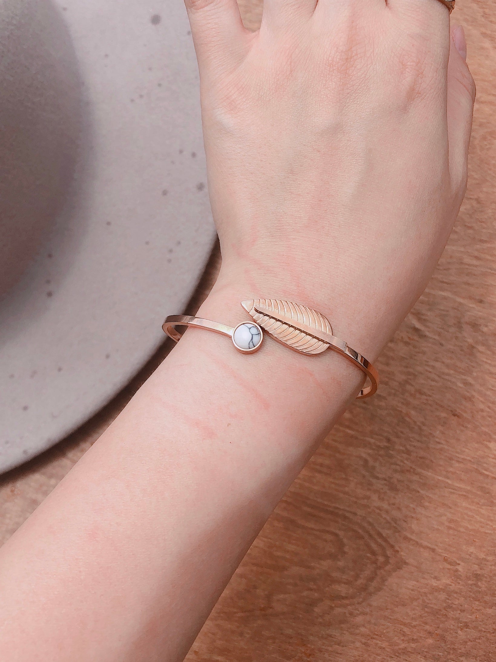 2118 - Leaf and Marble Circle Bracelet - Wholesale Bracelet - Most Wanted USA