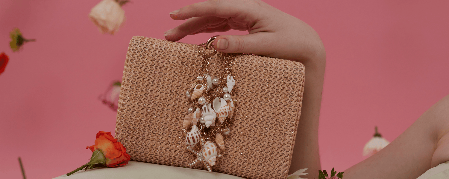 Wholesale - Seaside Chic: Raffia clutch adorned with assorted seashells, featuring chain crossbody strap