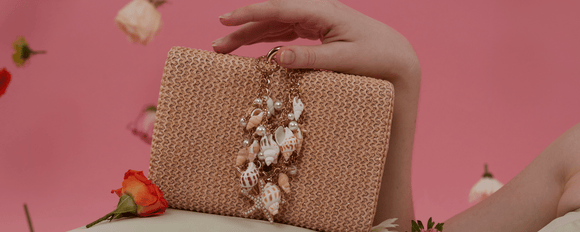 Wholesale - Seaside Chic: Raffia clutch adorned with assorted seashells, featuring chain crossbody strap